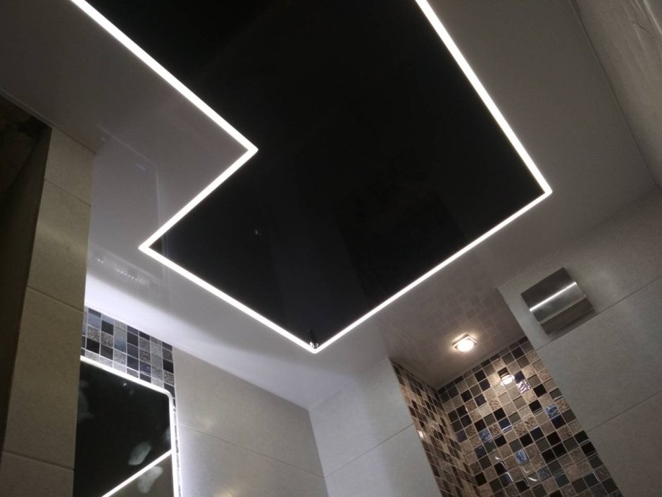 Световые линии на потолке в ванной