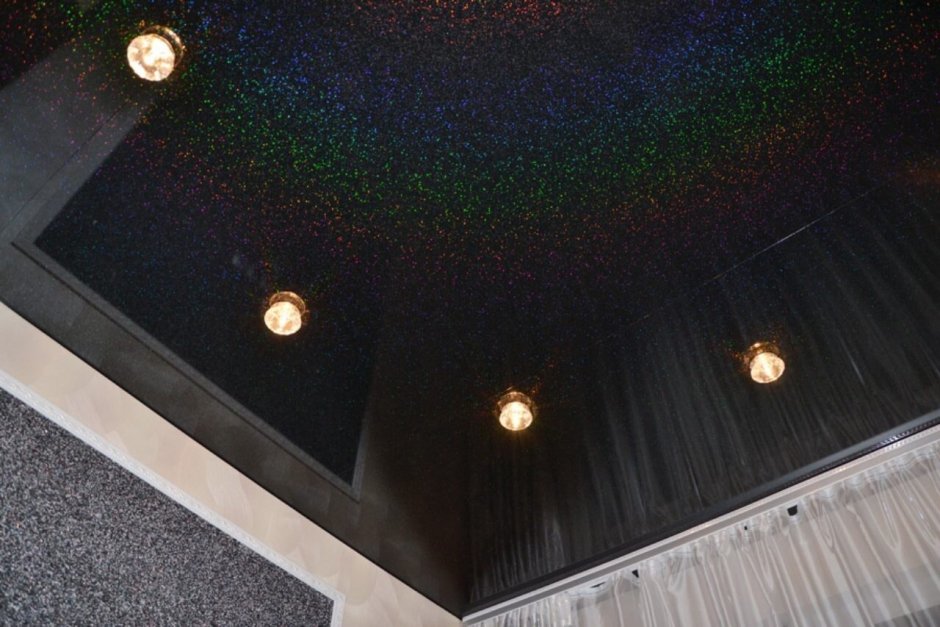 Натяжной потолок с черными светильниками