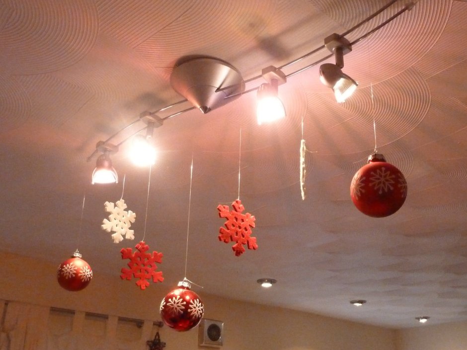Новогодние шары на потолок