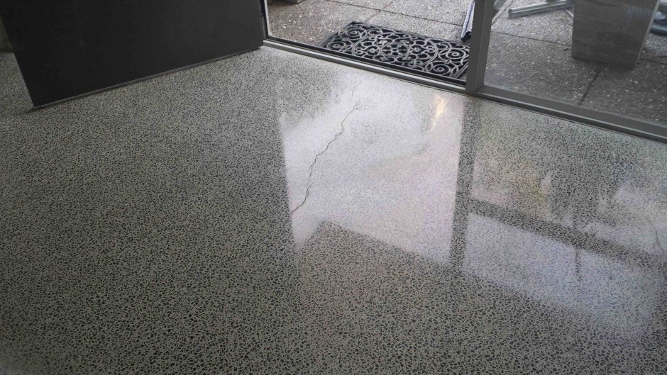 Полированный бетонный пол с матовой поверхностью