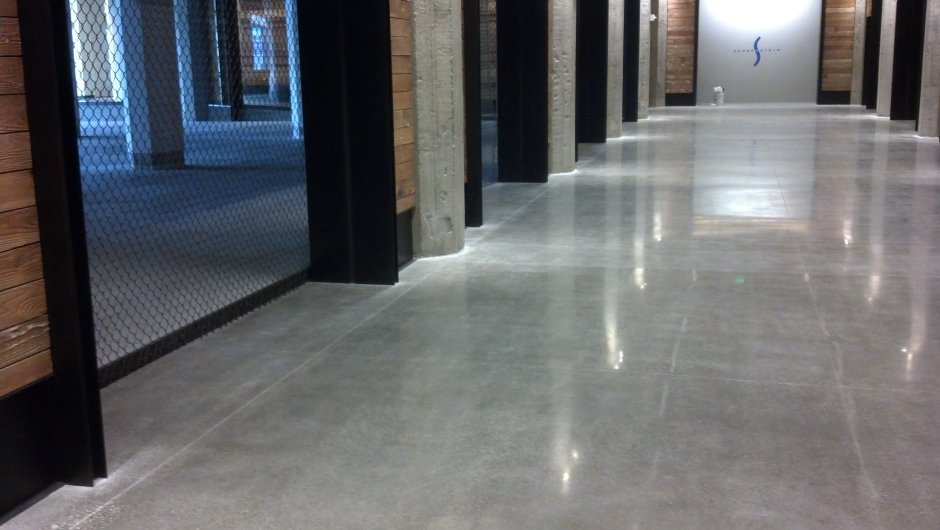 Полированный бетонный пол в офисе