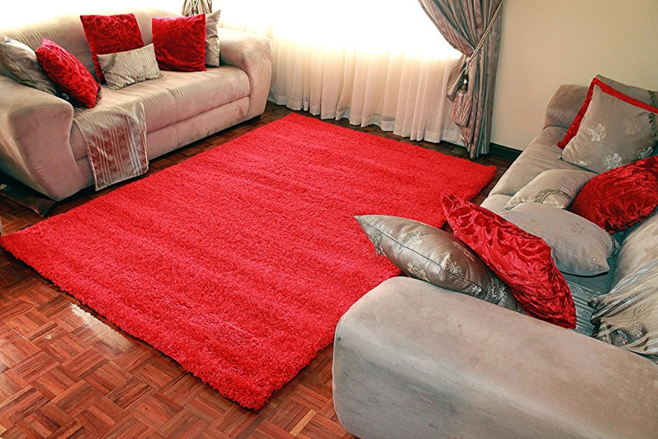 Комната с красным ковром