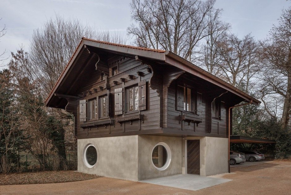 Деревянный дом с камнем
