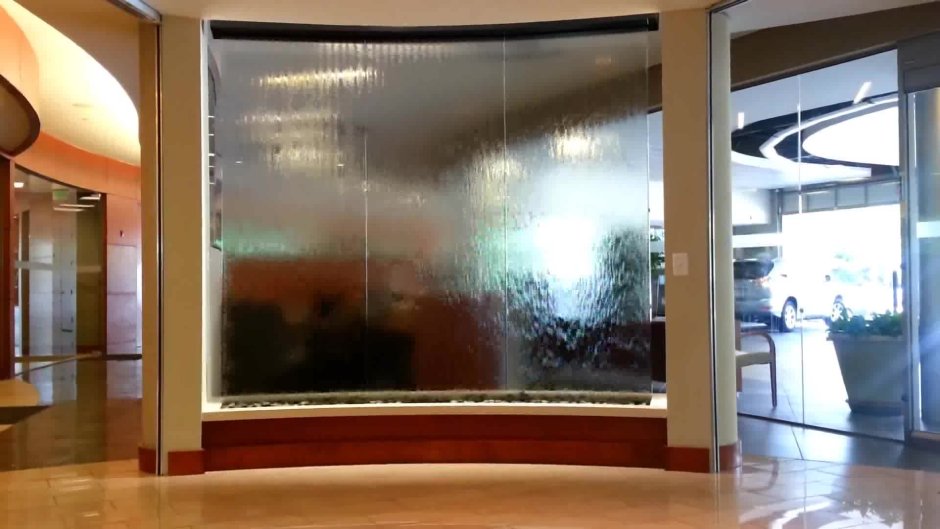 Водопад по стеклу в интерьере