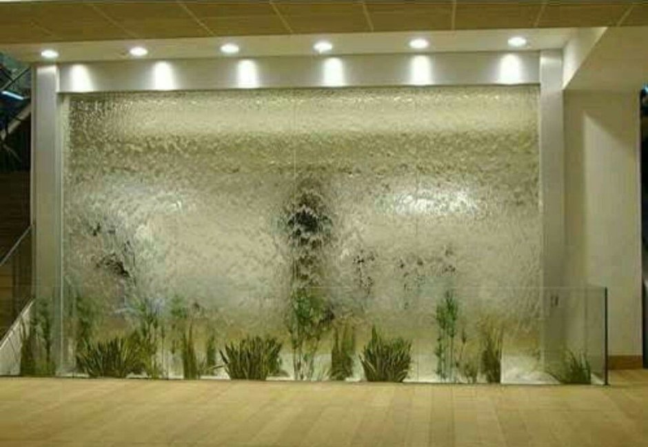 Стеклянная водяная стена