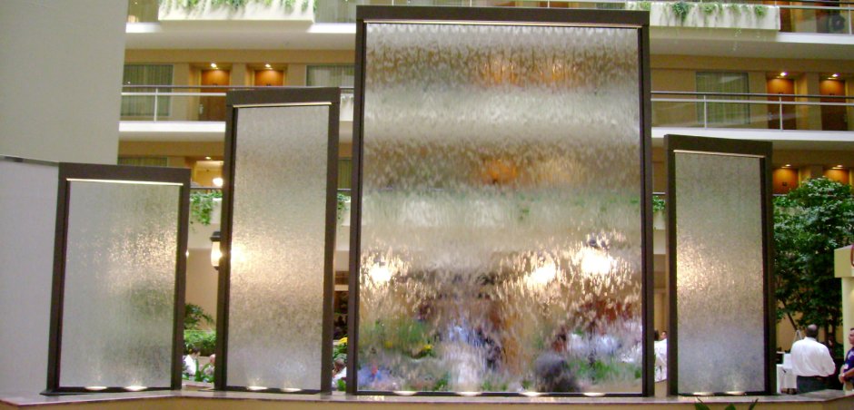 Настенный водопад по стеклу