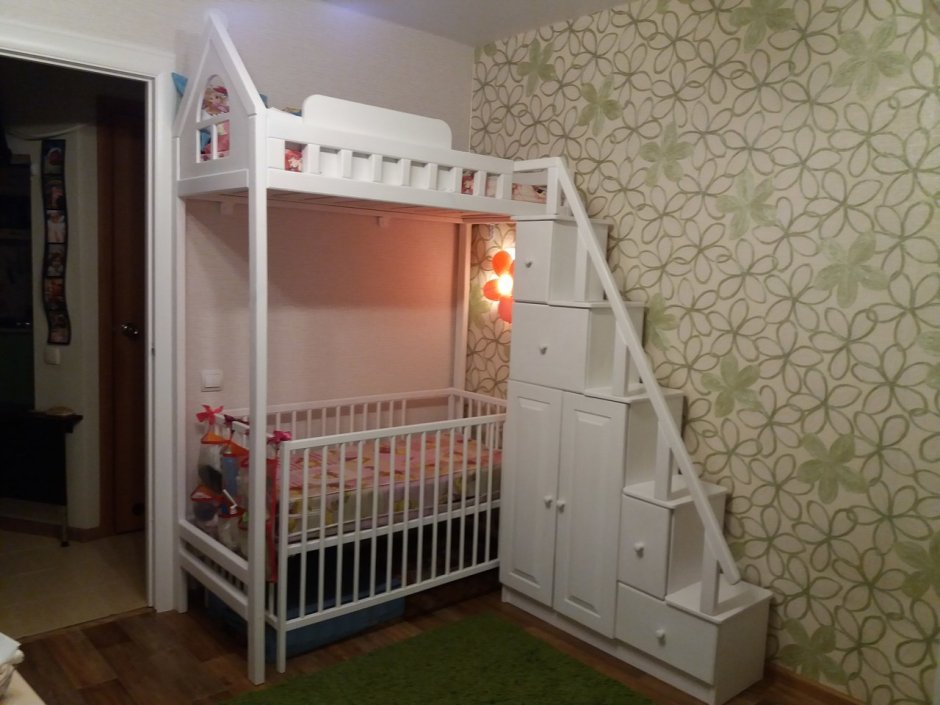 Двухъярусная кровать с люлькой внизу