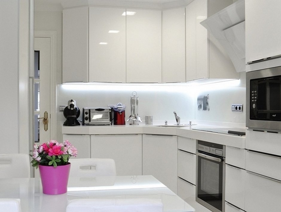 Кухня гостиная в белом стиле