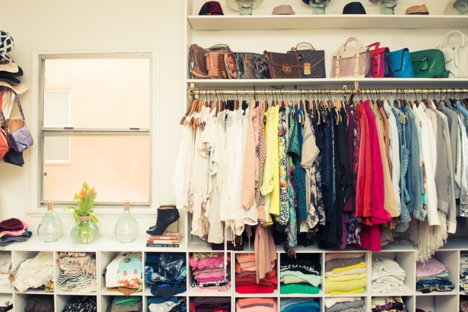 Уборка в шкафу с одеждой и вещами