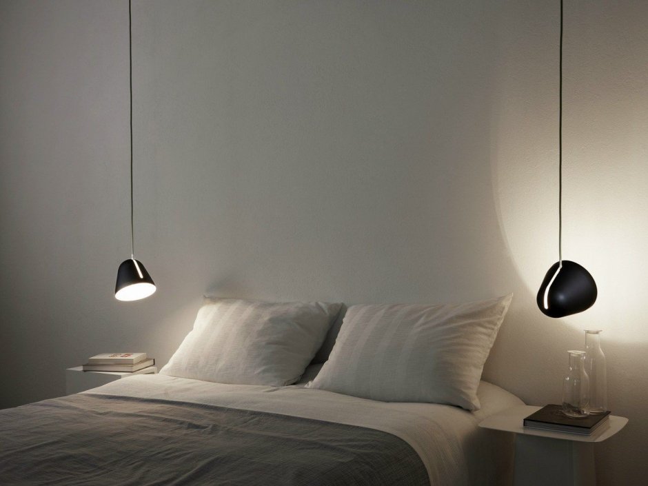 Подвесные светильники у кровати в спальне