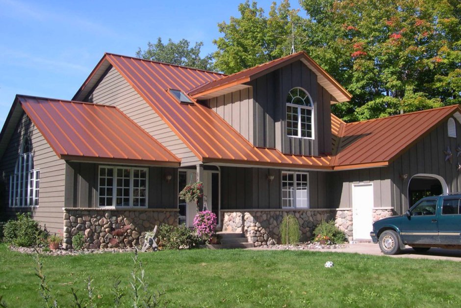 Деревянный дом с терракотовой крышей