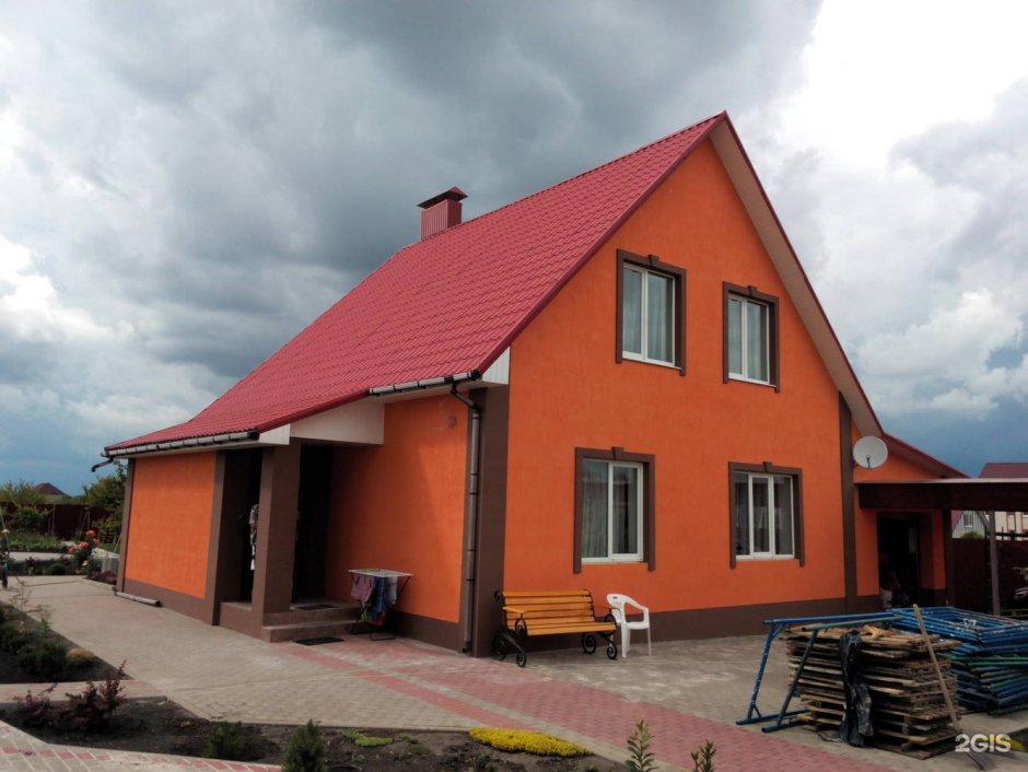 Оштукатуренный дом с красной крышей