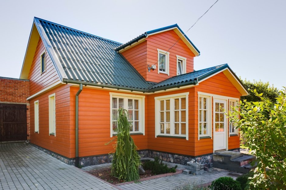 Оранжевый дом с коричневой крышей