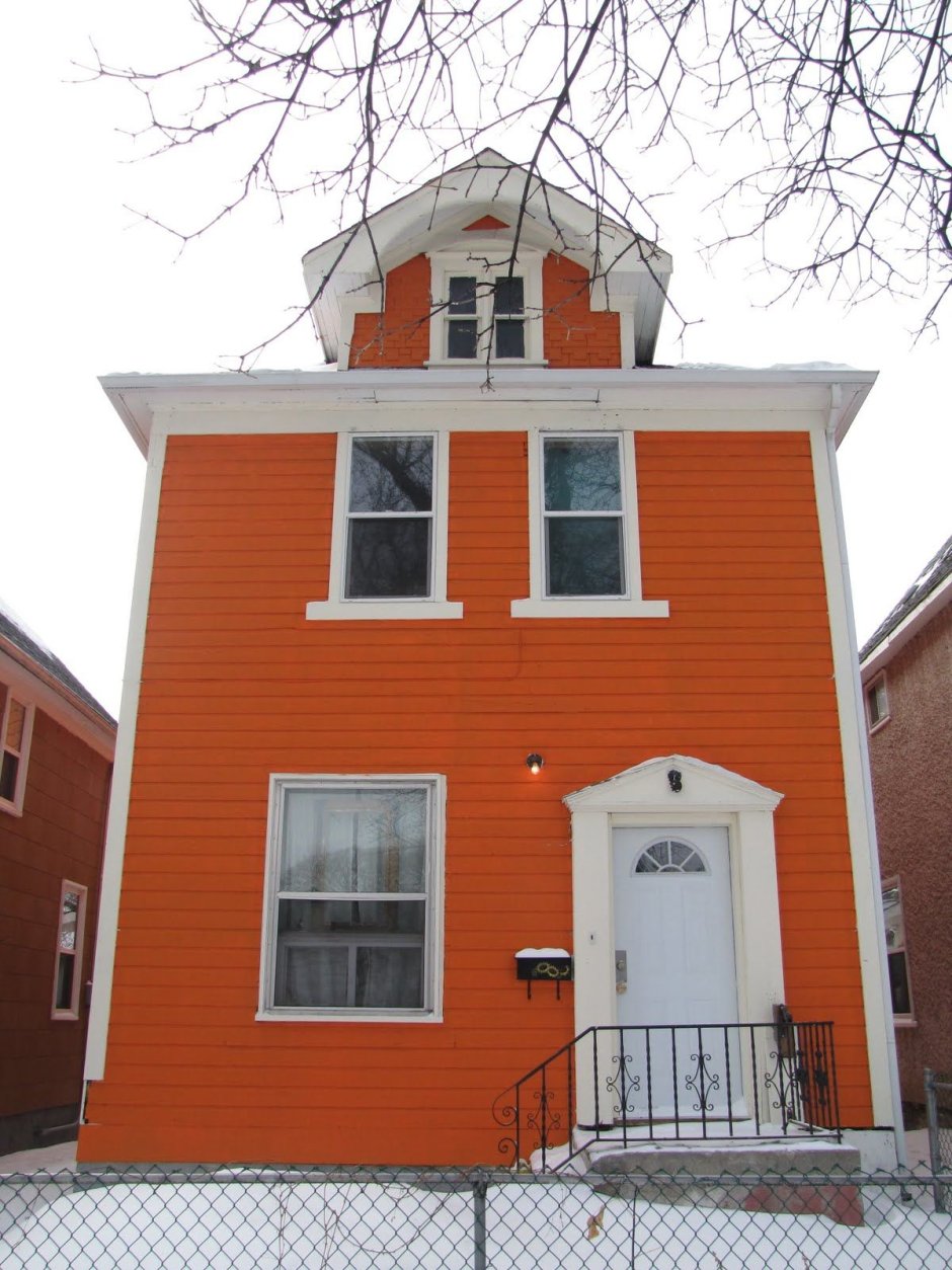 Дом с оранжевым фасадом