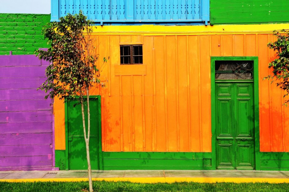 Фасад дома в оранжево зеленом цвете