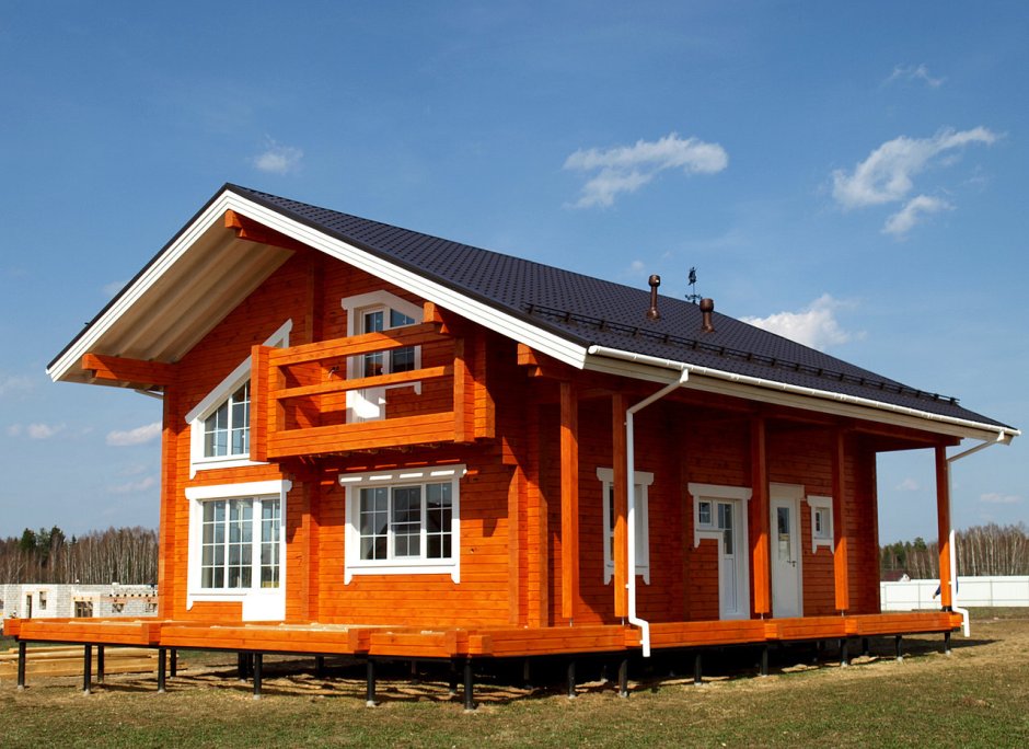 Оранжевый деревянный дом