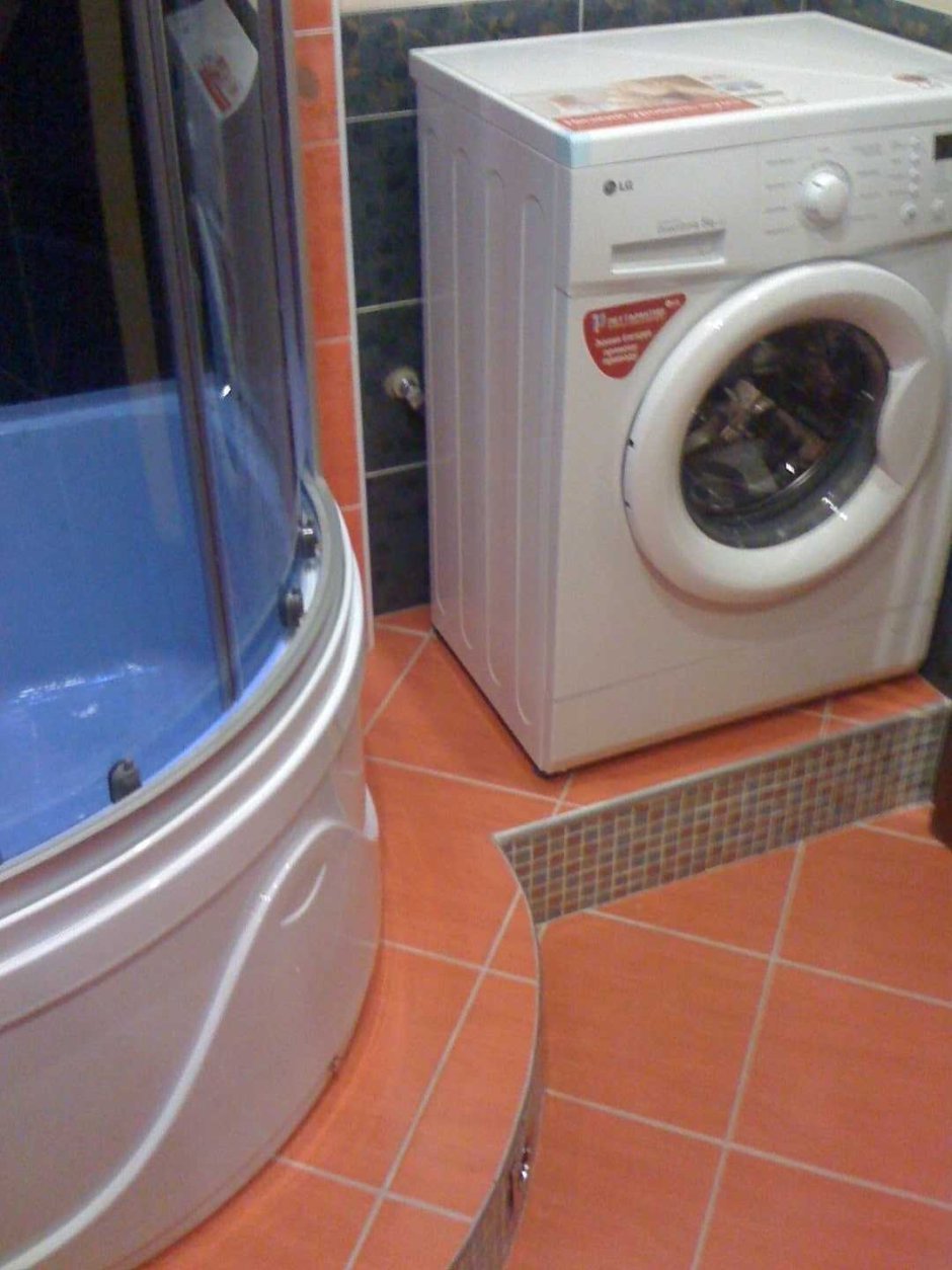 Стиральная машина на подиуме в ванной