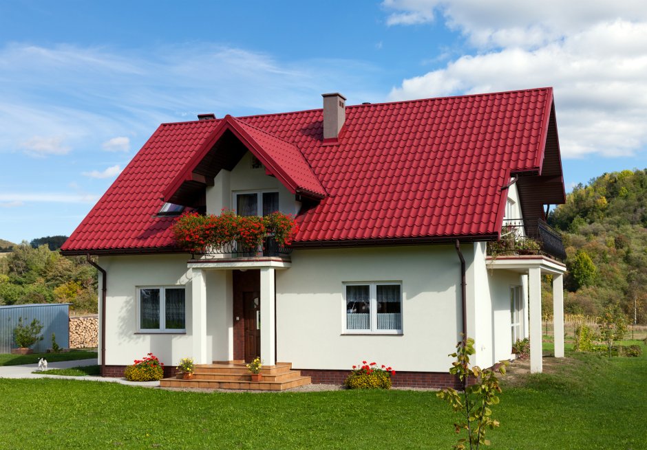 Дом с бордовой крышей
