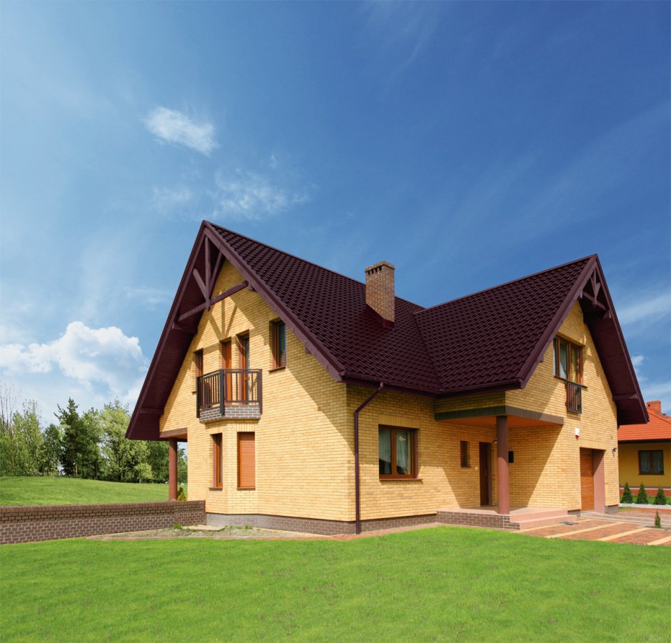Сочетание коричневой крыши с фасадом