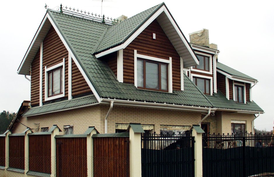 Дом с зеленой крышей из металлочерепицы