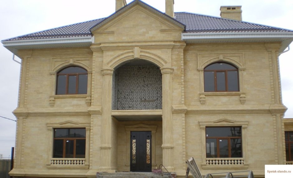 Отделка одноэтажных домов дагестанским камнем