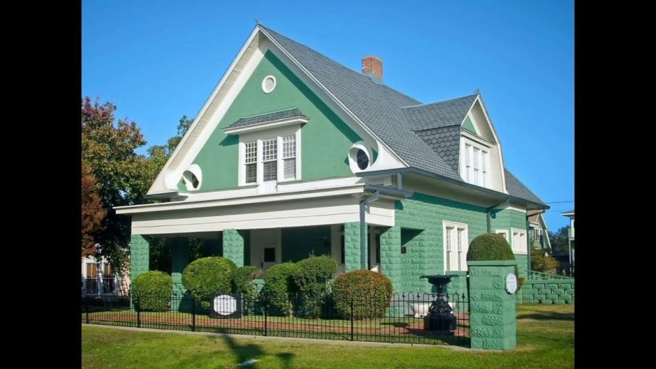 Деревянный дом бирюзового цвета