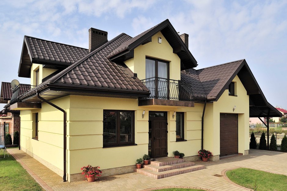 Желтый дом с коричневой крышей