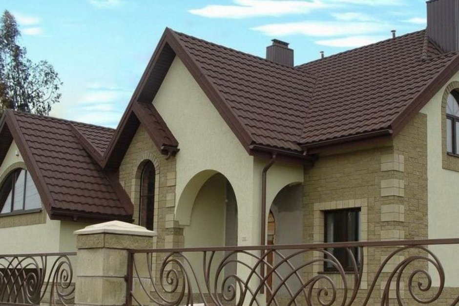 Дом с коричневой крышей и коричневым фронтоном