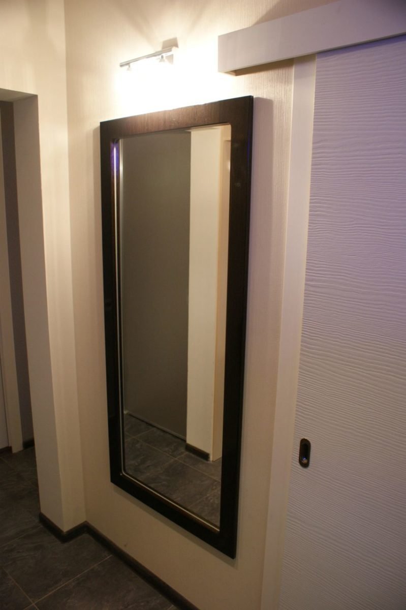 Зеркало в рамке для прихожей