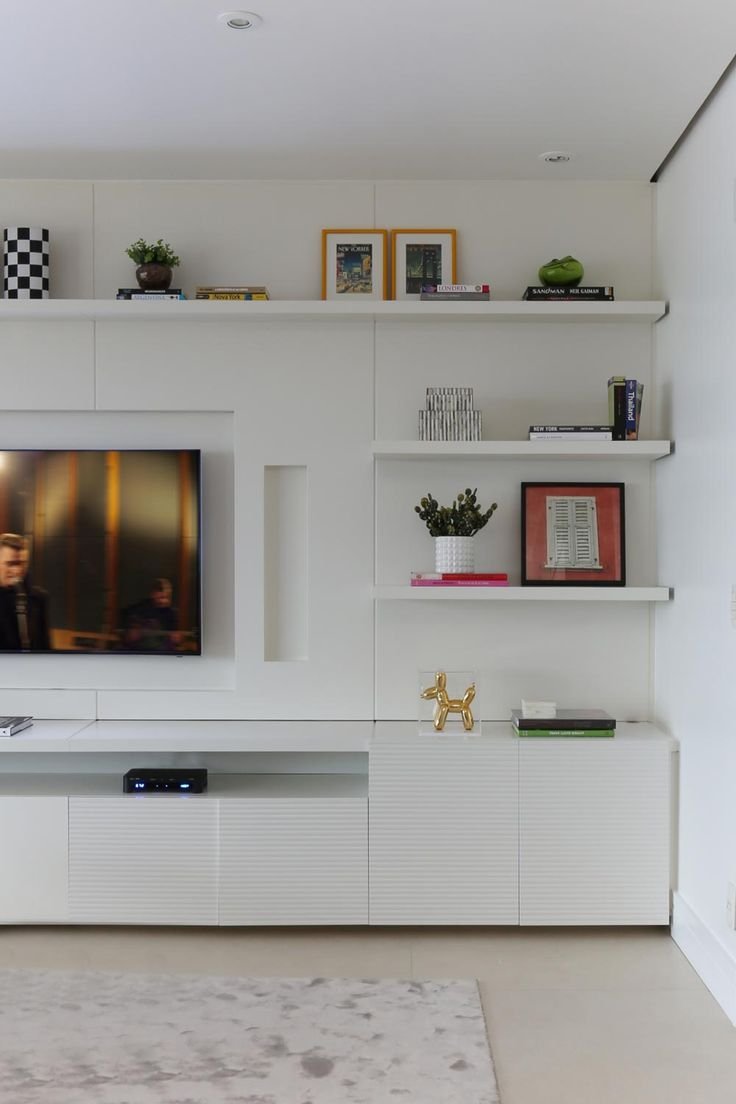 Полки над телевизором в гостиной