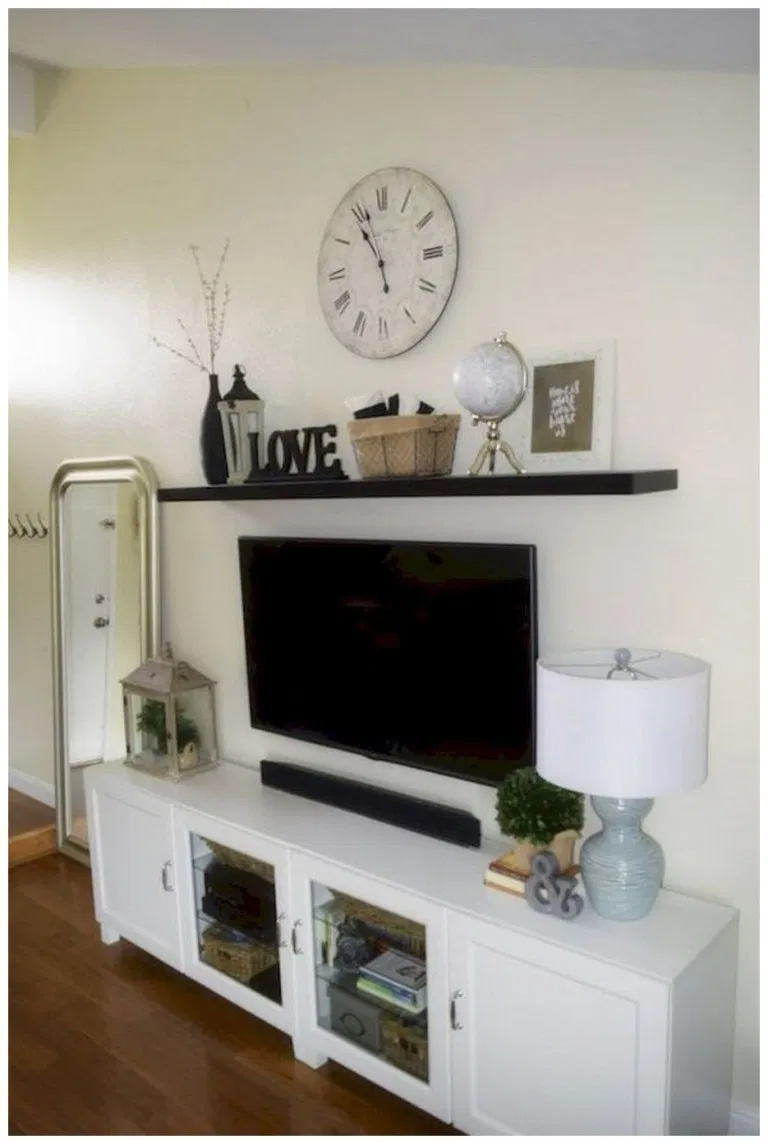 Настенные часы над телевизором в гостиную