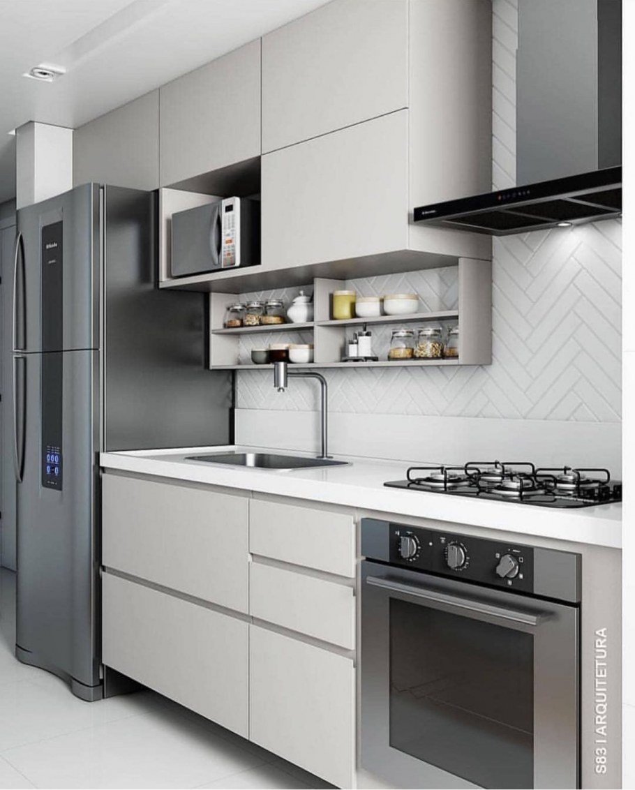 Кухня с серебристой техникой