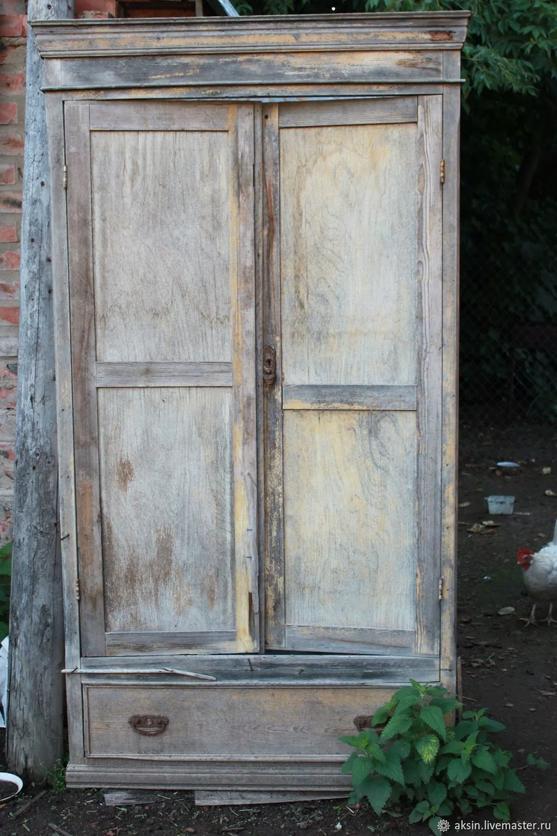 Старинный шкафчик