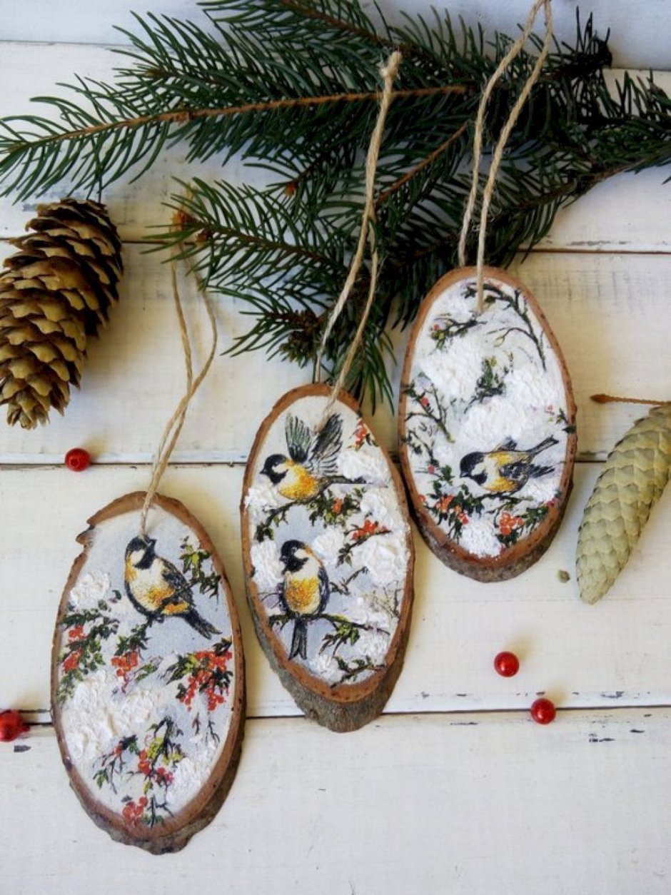 Елочные украшения на спиле дерева