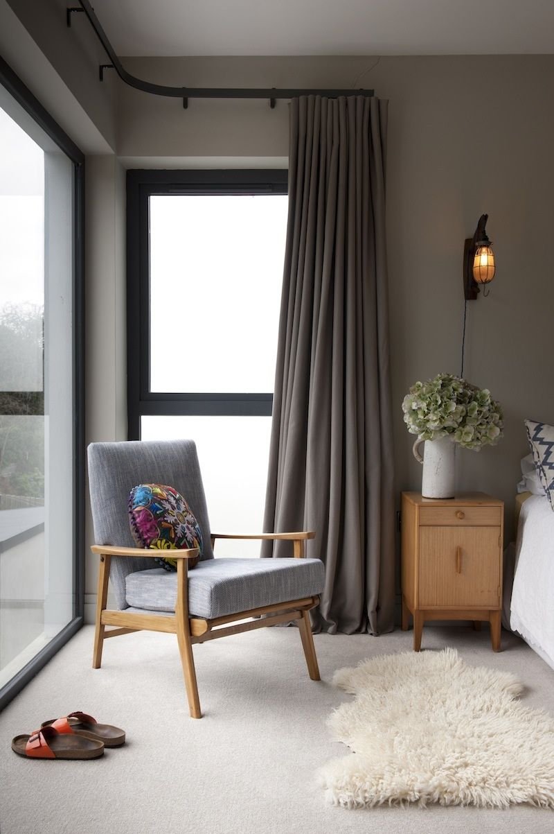 Шторы углом в комнате