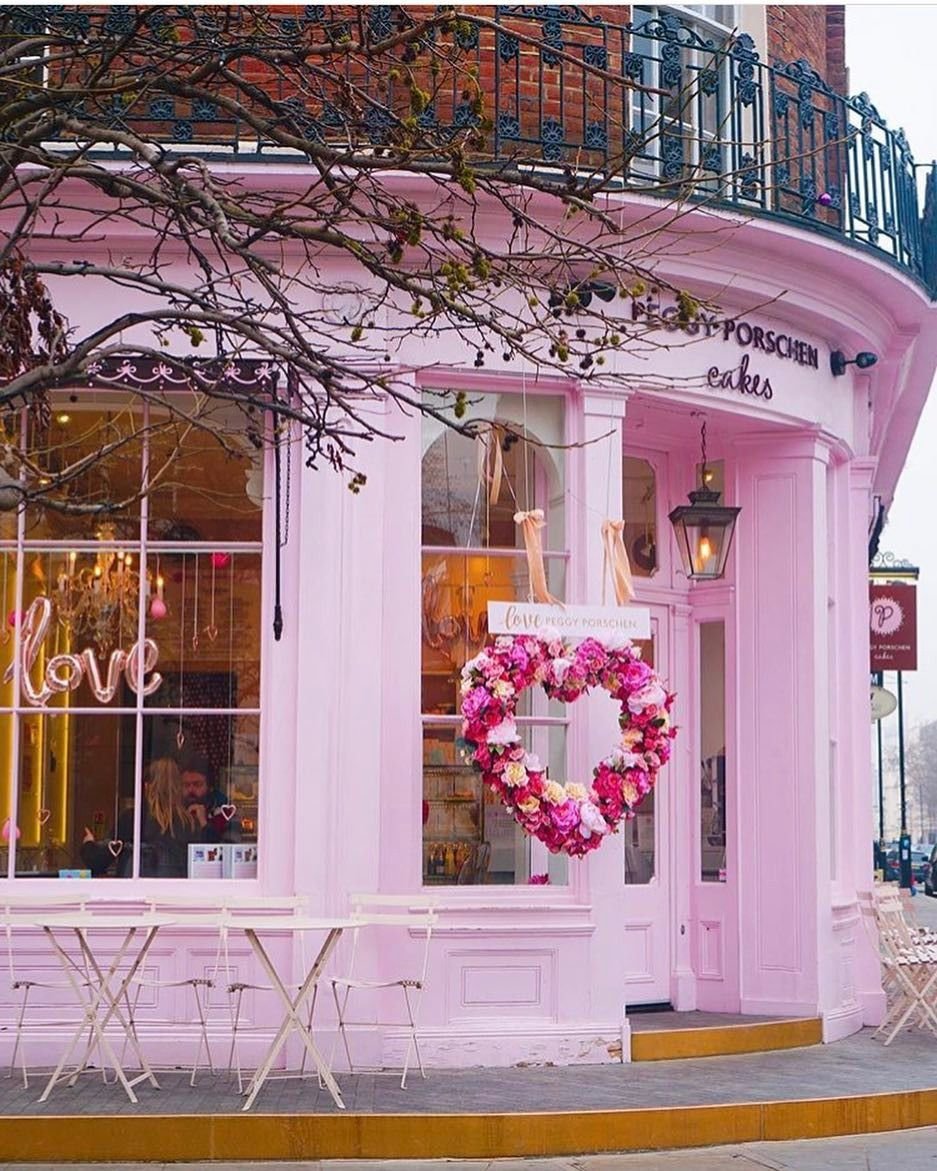 Витрина магазина розовая