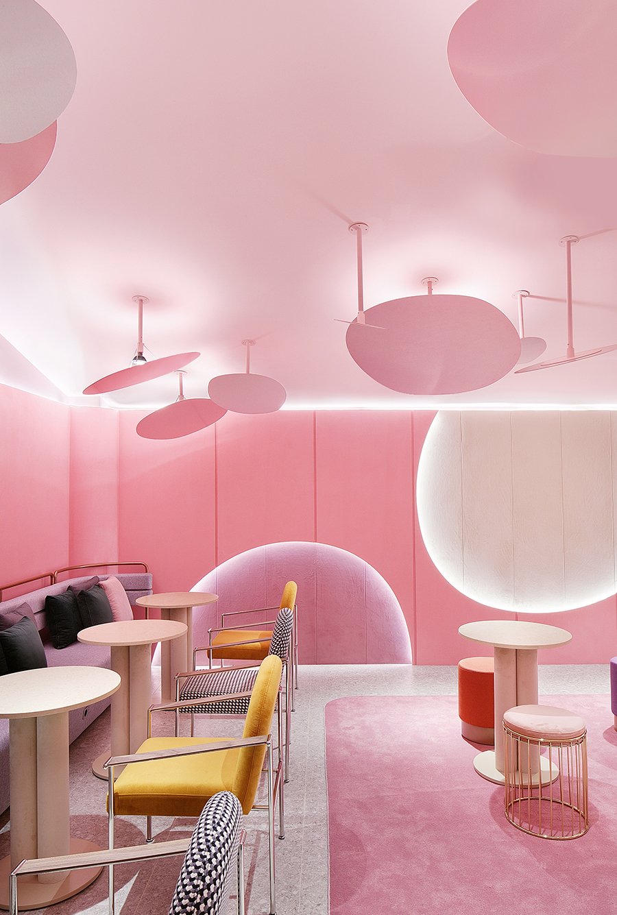 Розовый интерьер кафе