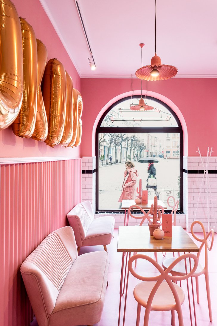 Розовый интерьер кафе