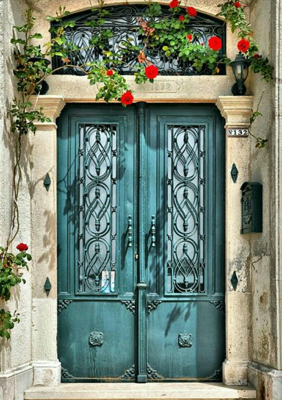 Красивые старые двери. Красивые двери. Старинная дверь. Красивые старинные двери. Старая входная дверь.