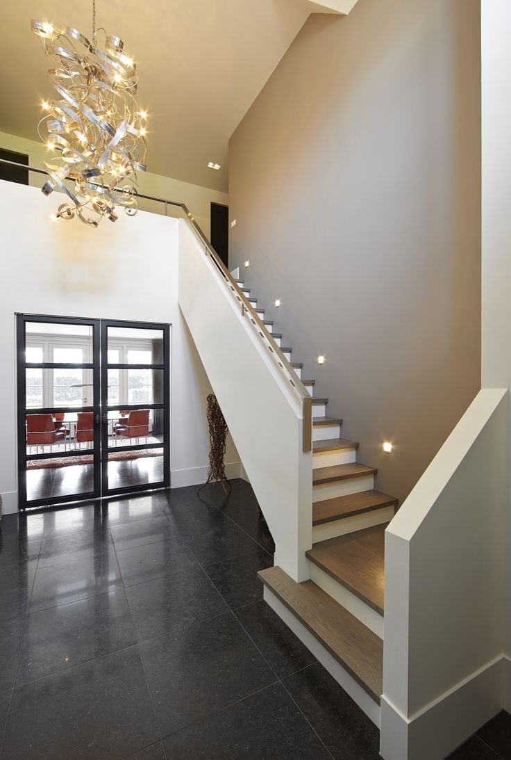 Светильники на лестнице в частном доме