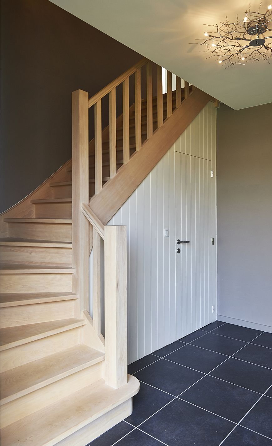 Отделка под лестницей