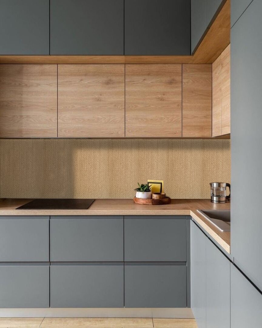 Серая кухня с деревянной столешницей