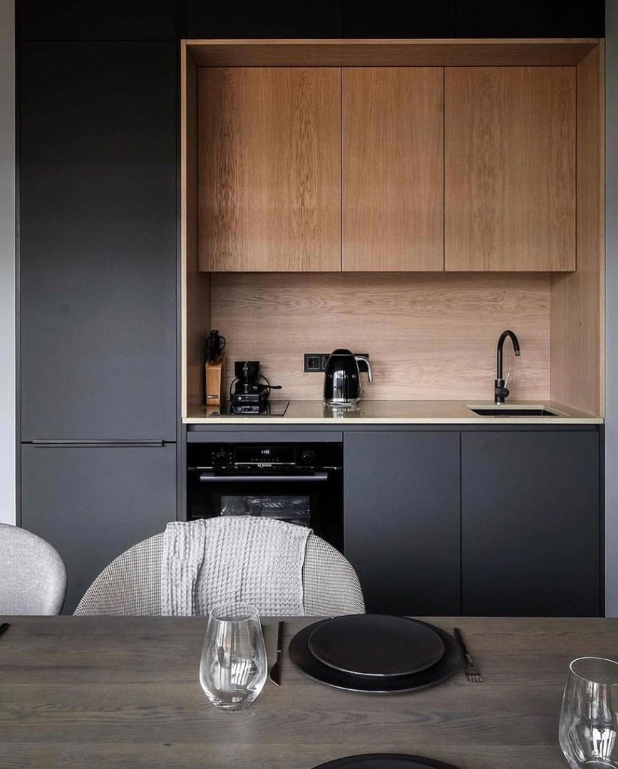 Кухня черная с деревом