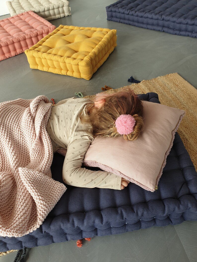 Огромная подушка кровать