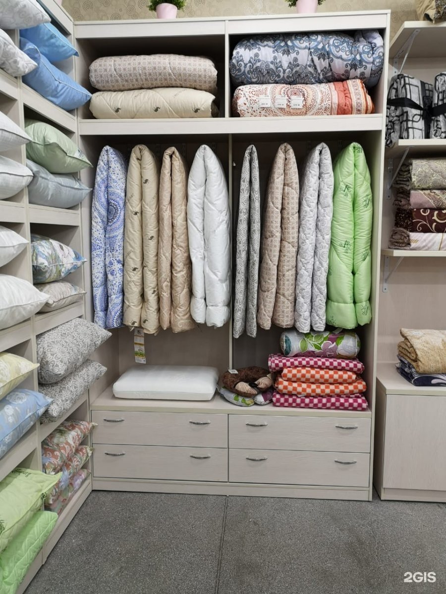 Стеллажи для подушек и одеял