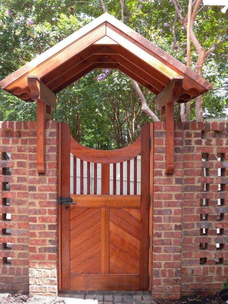 Деревянный козырек над калиткой