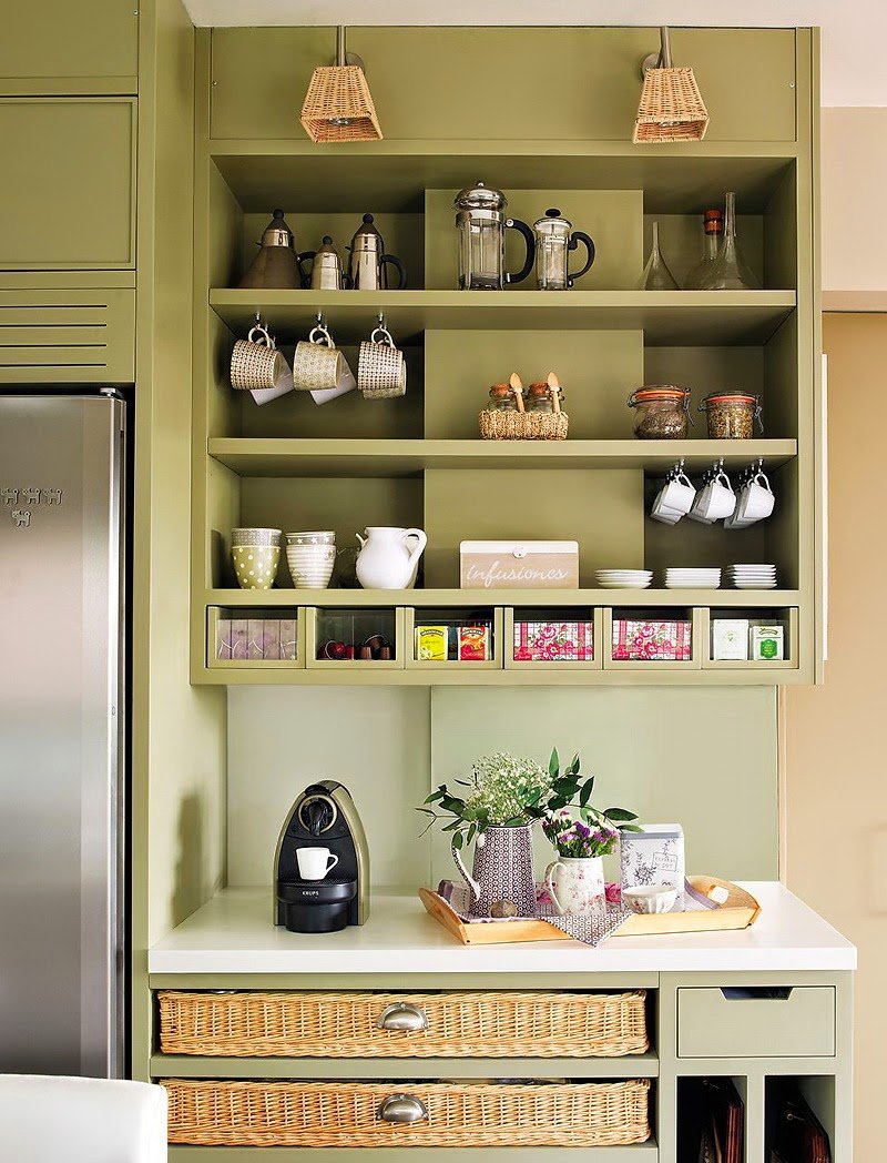Кухня с открытыми верхними полками