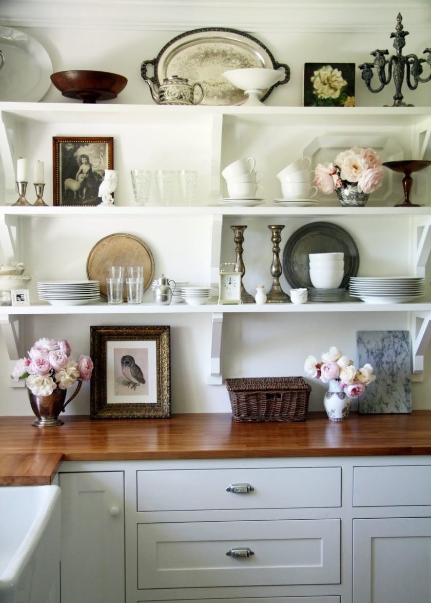 Открытые полки в интерьере кухни