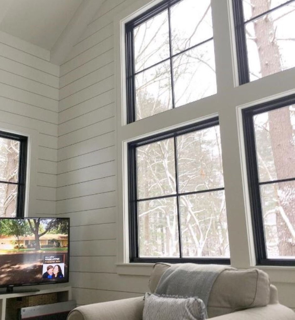 Белые стены черные окна