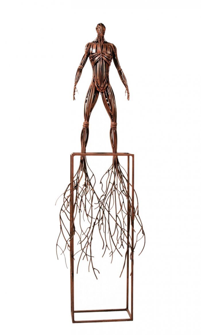 Скульптуры людей из металлических прутьев